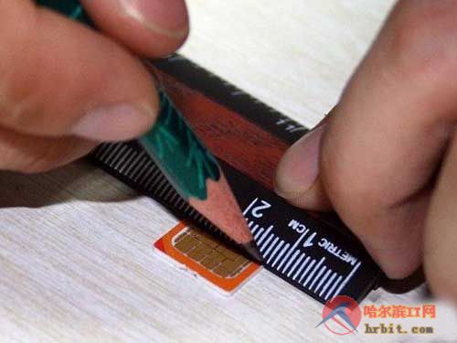 没有剪卡器怎么剪卡?iphone5s多长?iPhone剪卡不用愁 iPhone4s剪卡教程