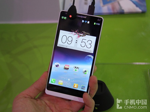 1.5GHz四核巨屏 酷派8736现身移动大会 