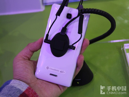 1.5GHz四核巨屏 酷派8736现身移动大会 