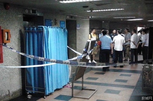 长虹大厦租房?华亿科技公交?深圳长虹大厦电梯失控 女孩头脚被夹电梯上行后下坠当场惨死