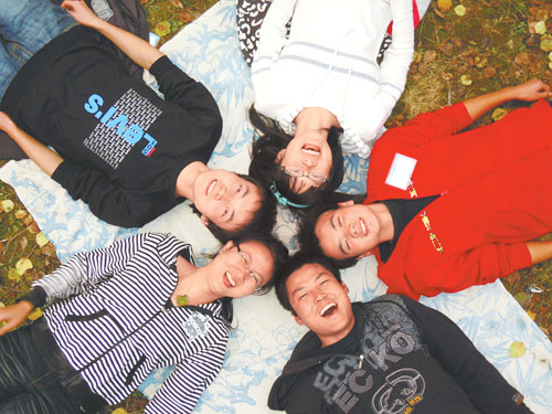 歌曲三秒钟歌词?三代同堂三秒钟猜生肖?“快门三秒钟”公益项目：三秒钟 留存记忆和温暖(图)