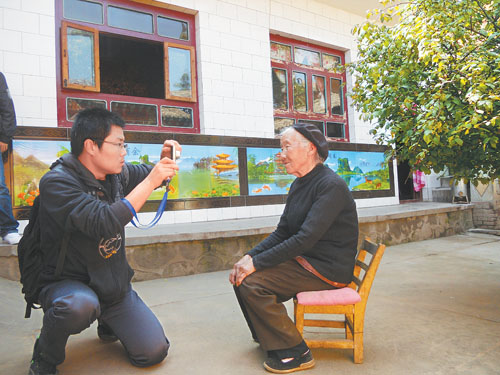 歌曲三秒钟歌词?三代同堂三秒钟猜生肖?“快门三秒钟”公益项目：三秒钟 留存记忆和温暖(图)