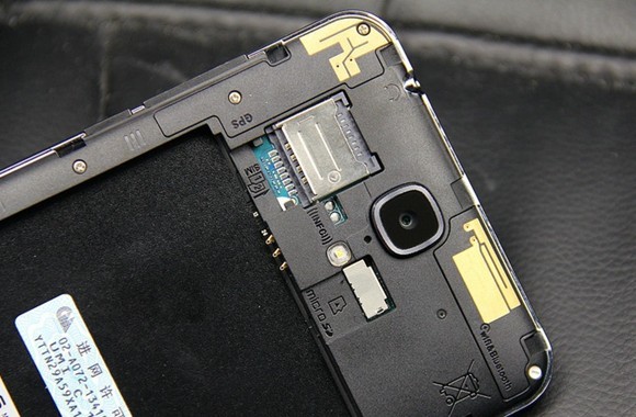 优米大红牛手机内部外观