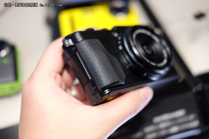 扫街这个词似乎永远是富士的话题,而扫街最重要的因素就是够低调,够便携, 从外观上来说,这点X70做得还不错,简洁的机身,上佳的持握感,重量刚刚好,拿在手里显得还算小巧,至少对于APS-C这块底来说,这样的体积无可挑剔。