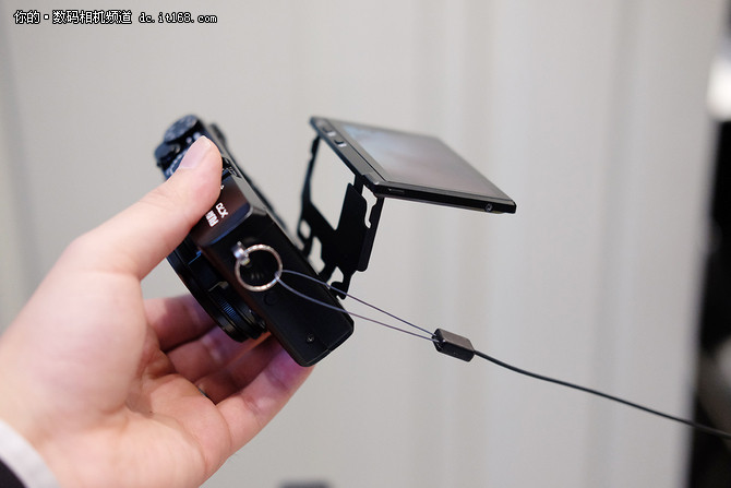 扫街这个词似乎永远是富士的话题,而扫街最重要的因素就是够低调,够便携, 从外观上来说,这点X70做得还不错,简洁的机身,上佳的持握感,重量刚刚好,拿在手里显得还算小巧,至少对于APS-C这块底来说,这样的体积无可挑剔。