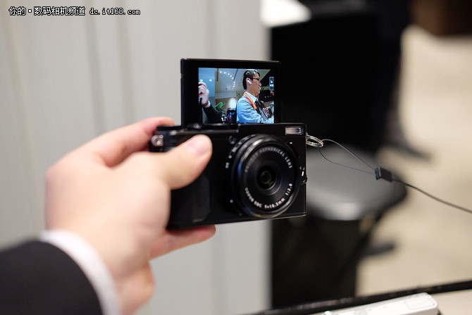 扫街这个词似乎永远是富士的话题,而扫街最重要的因素就是够低调,够便携, 从外观上来说,这点X70做得还不错,简洁的机身,上佳的持握感,重量刚刚好,拿在手里显得还算小巧,至少对于APS-C这块底来说,这样的体积无可挑剔。