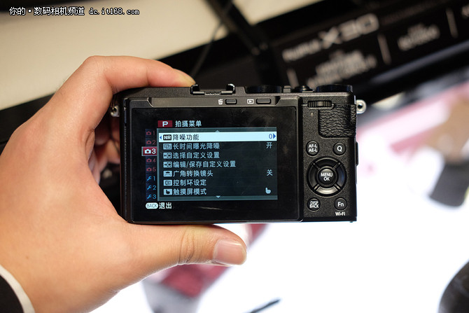 扫街这个词似乎永远是富士的话题,而扫街最重要的因素就是够低调,够便携, 从外观上来说,这点X70做得还不错,简洁的机身,上佳的持握感,重量刚刚好,拿在手里显得还算小巧,至少对于APS-C这块底来说,这样的体积无可挑剔。