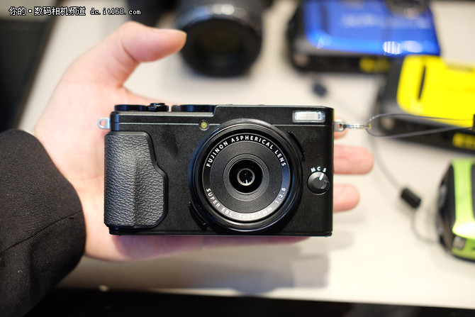 扫街这个词似乎永远是富士的话题,而扫街最重要的因素就是够低调,够便携, 从外观上来说,这点X70做得还不错,简洁的机身,上佳的持握感,重量刚刚好,拿在手里显得还算小巧,至少对于APS-C这块底来说,这样的体积无可挑剔。