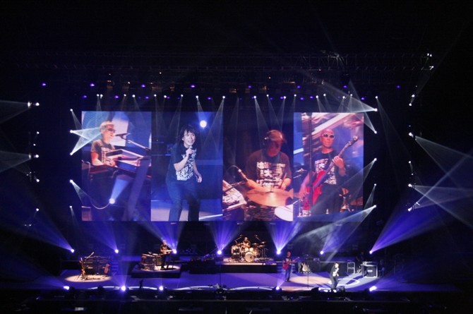 明星演唱会戴的耳机?演唱会带的耳机?明星开演唱会带的耳机?为什么明星开演唱会时要戴耳机呢？