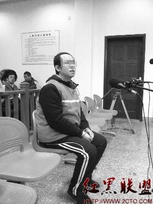 罗华昨受审 快报记者 张瑜 摄