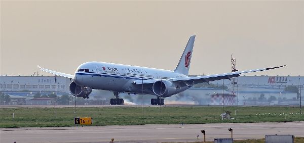 图：5月20日，飞机顺利抵京 摄影：李开颜
