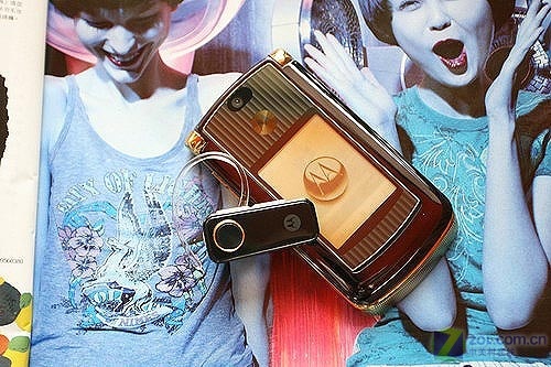 低廉的高贵 MOTO V8 2G黄金版报价1350 