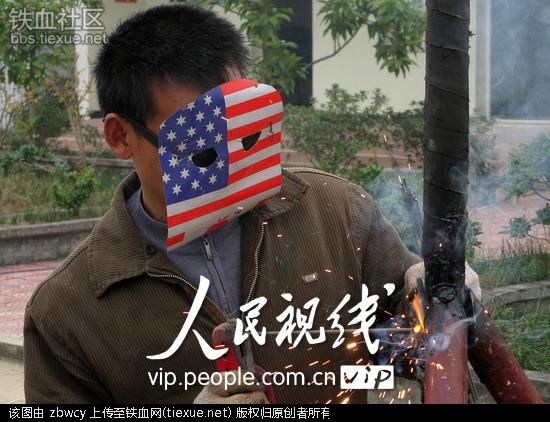 重庆工人自制雷人星条旗护目镜[图]