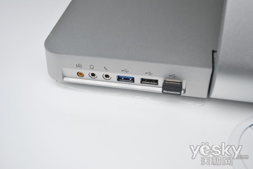 背部接口设计有1个TV信号输入接口，1个USB 3.0接口，2个USB 2.0接口，一组音频接口