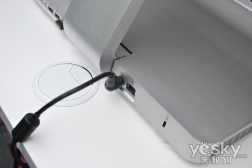 背部右侧设计有电源接口，RJ45网线等接口
