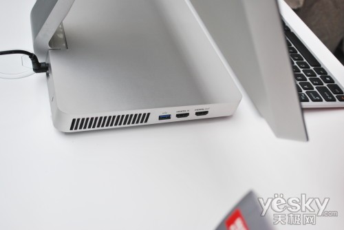 机身左侧设计有散热口，1个USB 3.0接口，HDMI输入和输出接口各1个