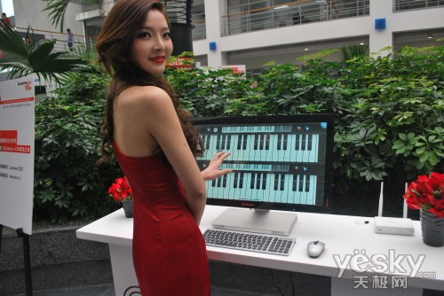 美女模特现场体验联想IdeaCentre A720一体台式机