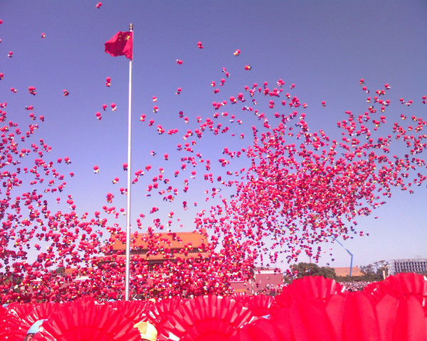 放飞氢气球_放飞氢气球视频_手持气球