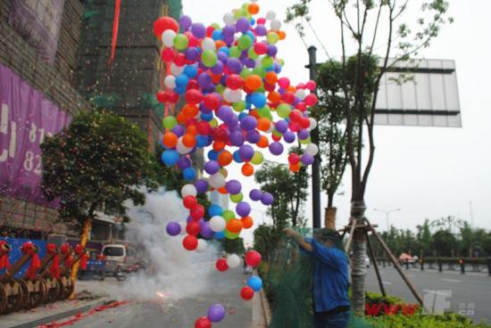 放飞氢气球视频_手持气球_放飞氢气球