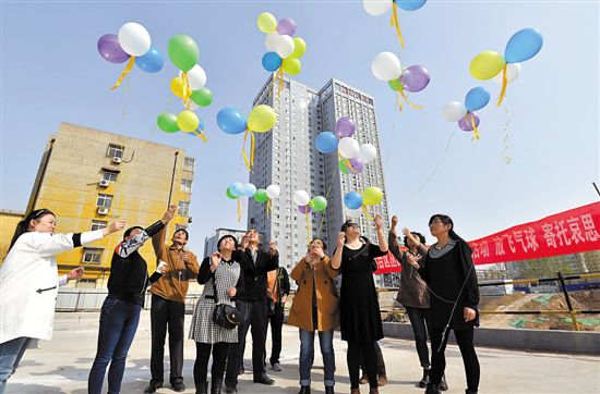 放飞氢气球视频_放飞氢气球_手持气球