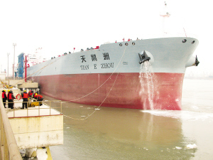 集装箱船吨位与teu关系_5668teu集装箱船_2600teu集装箱船续航力