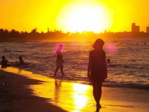 与S4 Zoom机身对比 三星K Zoom样张出炉 