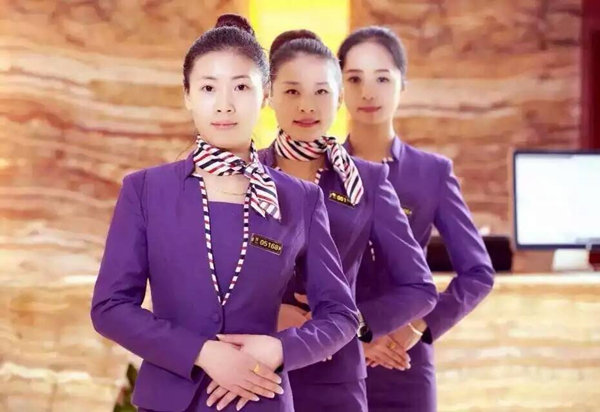 厦门叁度足浴养生会馆美女技师紫色制服宣传图