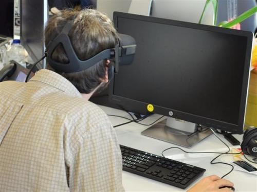 戴VR工作是一种怎样的体验？看这位编辑是怎么作死的