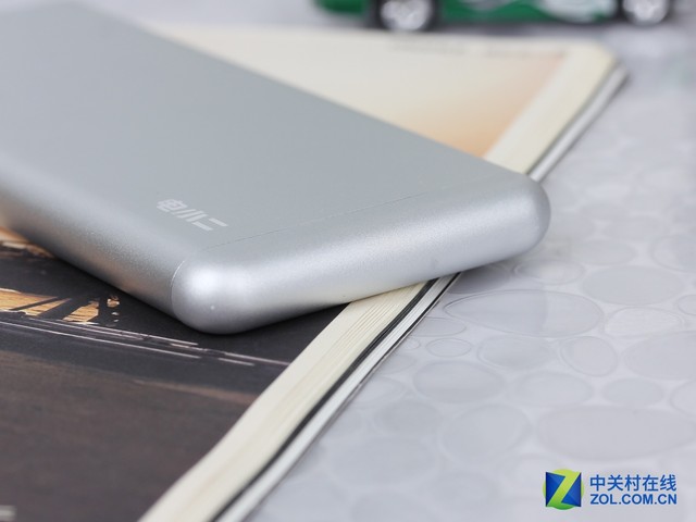 iPhone专用电小二锋6-10000充电宝评测