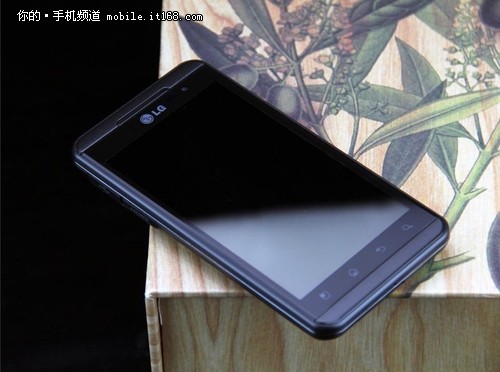 4.3英寸双核裸眼3D LG P920降至2199