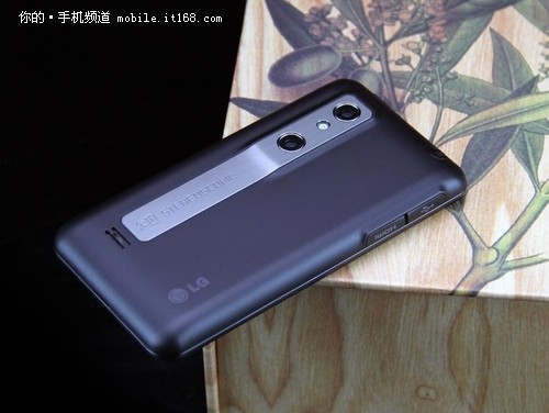 4.3英寸双核裸眼3D LG P920降至2199