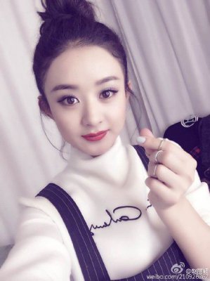 赵丽颖丸子头自拍 烈焰红唇可爱中带着女王范
