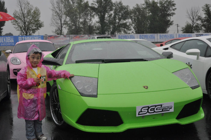 开超级跑车的中国孩子_开超级跑车需要什么本_