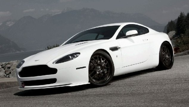 儿童跑车_13岁孩子玩的玩具跑车_开超级跑车的孩子