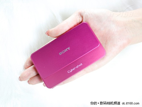 索尼T99身材娇小