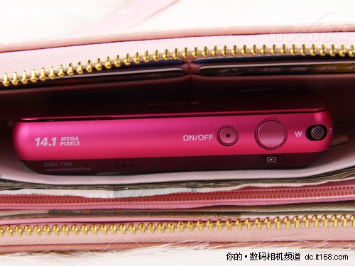 索尼T99身材娇小