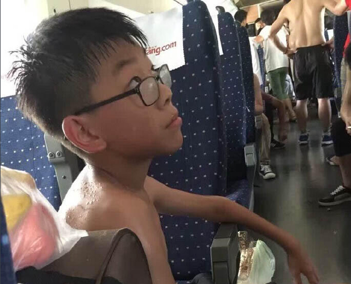 G79次高铁故障乘客被闷2小时 车厢近40℃部分乘客虚脱
