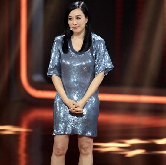 在《说出我世界》的舞台上，钟丽缇提到和第二任丈夫离婚时，小女儿仅两岁半，面对幼小的孩子和失败的婚姻，她选择了逃离。.jpg