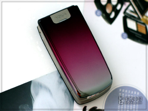 美女手中的玩物 诺基亚6600f时尚体验 