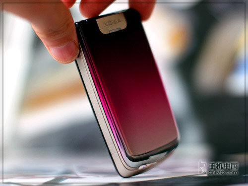 美女手中的玩物 诺基亚6600f时尚体验 