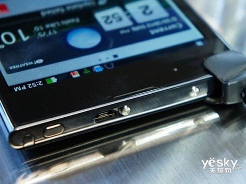 　　LG Optimus Vu
