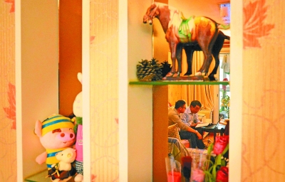 李旺平和他的儿子正在家中交流项目管理经验。儿子李家春在地铁三号线一工地上也在做项目管理工作。