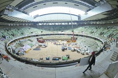 李旺平在巡视工地。