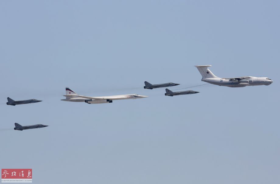 图为空军的伊尔-78运输机，正在为图-150轰炸机加油，四周的护航机为米格-31截击机。