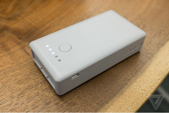 这个智能行李箱能报告自己位置 还能给箱内产品充电