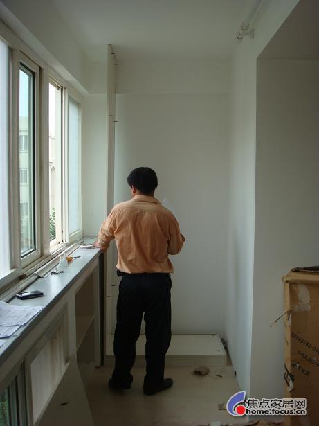 空调管能穿过衣柜吗_空调放衣柜顶上的图片_空调管穿过衣柜效果图