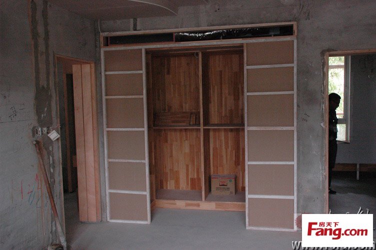 空调管能穿过衣柜吗_空调放衣柜顶上的图片_空调管穿过衣柜效果图