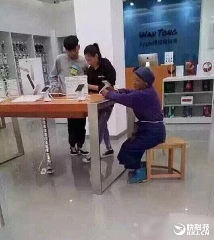 痛心!孙子要iPhone 6S 奶奶背筐来付钱