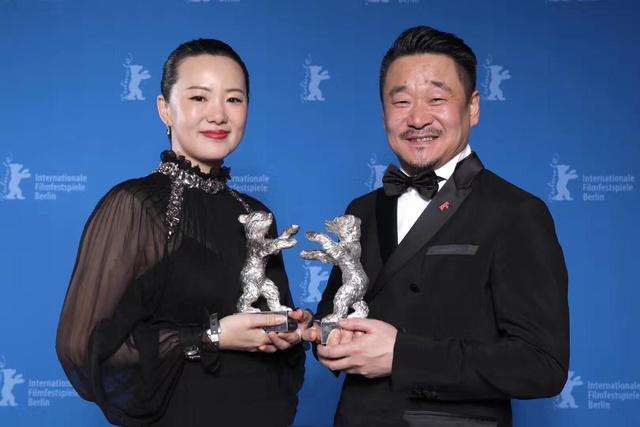 出演过黑豹MV，与摇滚歌手结婚，年过五十拿影后，咏梅就是这么酷