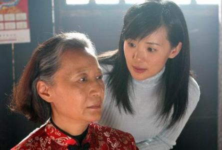 出演过黑豹MV，与摇滚歌手结婚，年过五十拿影后，咏梅就是这么酷